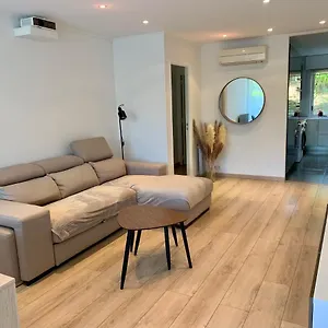 En Résidence Avec Piscine, Cinéma Appartement